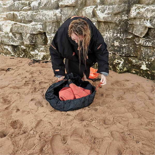 2026 ZONE3 Wetsuit Changing Mat RA24WSCM101 - Black / Orange